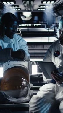 Dikey video Astronot akıllı telefonlu selfie videoları kaydeder, el hareketleri yapar, Mars görevi sırasında abonelerle konuşur. Kozmonot takipçiler için kozmik keşif içeriği kaydediyor, kamera A