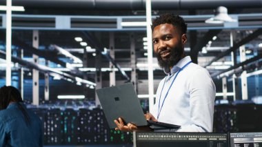 Happy Veri Merkezi Yöneticisi, ekipman performans sorunlarını tanımlamak için dizüstü bilgisayarda düğüm ağacı programlama kullanır. Neşeli sunucu tarım işçisi donanım arızalarını en aza indirmek için veri analiz grafiğini gözden geçiriyor, kamera B