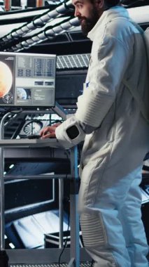 Yabancı bir gemiden gelen ışıkla kör olan dikey video astronot bilinmeyen dünyaları haritalarken kokpit penceresinden geliyor. Kozmonot kozmik kökenleri araştırıyor ve dünya dışı varlıklarla temas kuruyor.