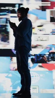 Dikey Video Young bağımlısı adam sürekli sosyal medyayı takıntı haline getiriyor. Gerçek dünyada izolasyon ve endişe artıyor. Saplantılı tehlikeli kıyamet kopması ve aşırı kullanımı. Kamera B.