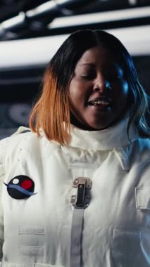 Yörünge uçuşunda uzay gemisindeki dizüstü bilgisayarın yanında kırmızı ışığın yanıp söndüğü dikey video. Gezegendeki arıza uyarısından etkilenen kozmonot teçhizatı