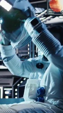 Yıldız gemisindeki dikey video araştırmacıları insanoğlunun hayatta kalma seferi sırasında görev planını tartışıyorlar. Astronotlar uzay aracında insan genleşmesi yapıyorlar, bilimsel bilgileri ilerletiyorlar.