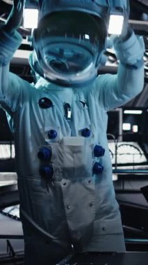 İzole ekran tabletindeki dikey video Astronot izleme sistemi tanıları, uzay görevi sırasında iş arkadaşıyla sohbet etmek. Kozmik keşif sırasında takım çalışması kozmonotları, kamera A