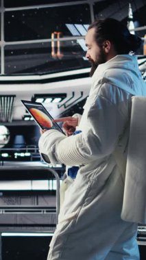 Keyifli kozmonotların dikey video portresi miğfer takıyor, insanoğlunun hayatta kalma mücadelesi sırasında görev fırlatmasına hazırlanıyor. Neşeli astronot yörünge yörüngesinde geziniyor, insan genleşmesi yapıyor.