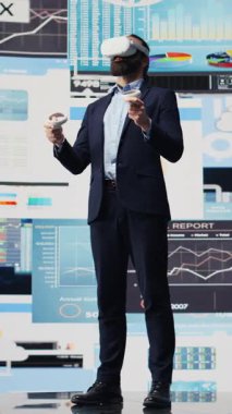 Dikey Video Yöneticisi dijital grafikleri ve iş görüşlerini analiz etmek için VR gözlüklerini kullanarak, başarılı gelişim kararları için yeni strateji modellerini geliştirir. Fintech ile performans optimize ediliyor