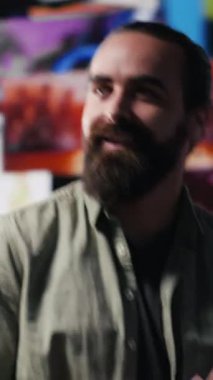 Dikey Video Sosyal medya etkileyicisi, platformlar arasında benzersiz bir marka sesi oluşturma konusunda kendinden emin ve gururlu olmak için yenilik ve teknolojik araçlar kullanır. Çoklu görev. Kamera A.