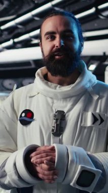 Uzay istasyonu dışında planlanan operasyonlara başlamadan önce dikey video astronot yaşam destek sistemlerini izliyor. Kırmızı gezegene indikten sonraki görev parametrelerini doğrulayan kozmonot, kamera.