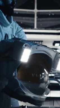 Yörünge yörüngesinde gezinirken yabancı bir gemiden gelen ışık tarafından kör edilen dikey video astronot. Gezegen yüzeyini keşfeden kozmonot dünya dışı varlıkla temas kuruyor, kamera B