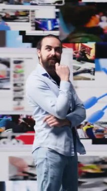 Dikey Video Başarı Genç Yetişkin sosyal medya platformlarında yaşamdan zevk alıyor, takipçi edinmedeki başarısını kutluyor ve sosyal ağların dijital dünyasına hükmediyor. Güçlendirme