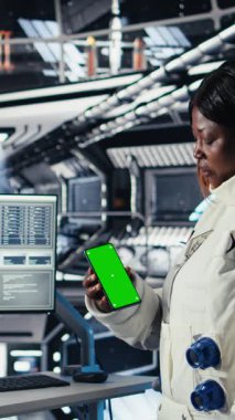 Dikey video Astronot Gözlem Sistemi tanılama sistemi monitörde, uzay görevinde insan genleşmesi sırasında iş arkadaşlarıyla konuşuyor. Takım çalışması kozmonot insanoğlunun hayatta kalması için beyin fırtınası yapıyor.