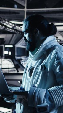 Dikey video Neşeli Kadın Astronot, galaktik görev sırasında abonelerle konuşurken akıllı telefonlu selfie videosu kaydeder. Yıldız gemisindeki neşeli Afrikalı Amerikalı kadın takipçiler için içerik kaydediyor.