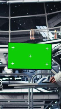 Gezegen yüzeyinden dönen dikey video astronotu kaskını çıkarıyor, meslektaşıyla konuşuyor ve parametreleri doğrulamak için dizüstü bilgisayar kullanıyor. Kozmonot, iş arkadaşlarıyla sohbeti tamamlıyor.