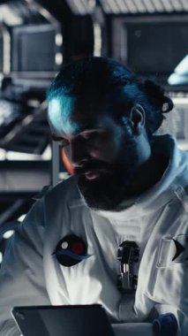 Dikey video astronotları, uzayın derinliklerini araştıran planlanmış operasyonlar için son ayrıntıları tartışıyor. Kozmonotlar sohbet ediyor, gezegene indikten sonra göreve hazırlanıyorlar.