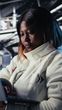 Yörünge yörüngesinde gezinirken yabancı bir gemiden gelen ışık tarafından kör edilen dikey video astronot. Gezegen yüzeyini keşfeden kozmonot dünya dışı varlıkla temas kuruyor, kamera A