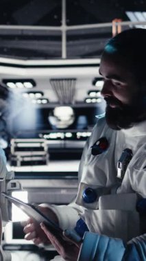 Dikey video astronotları akıllı telefonlarıyla selfie çekiyorlar. Gezegen kolonileştirme görevi sırasında el hareketi yapıyorlar. Yörünge istasyonu mürettebatı kozmik süreçte cep telefonuyla fotoğraf çekiyor.