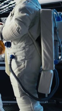 Dikey görüntü mürettebatı kokpit penceresinin dışından gelen ışıktan kör oldu. Kozmonot, yörünge istasyonundaki tanımlanamayan dünya dışı varlıkla temas kuruyor.