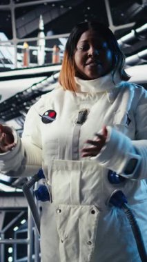 Dikey video astronot kızıl gezegene gidiyor, uzaydaki dünya dışı yaşamı aramak için uzayda insan genleşmesi yapıyor. Kozmonot, insanoğlunun Mars 'a hayatta kalma seferi sırasında kozmik kökenleri inceliyor. Kamera A