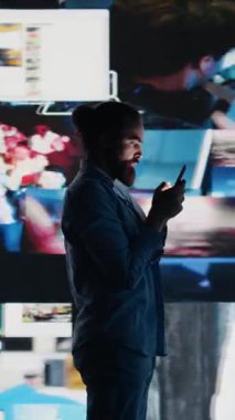 Sosyal medya içeriği tüketimine bağımlı dikey video akıllı telefon kullanıcısı ve dijital dünyada kaygı ve kendine güven sorunlarını tetikleyebilen takıntılı kıyamet kopukluğu. Aşırı tecrit