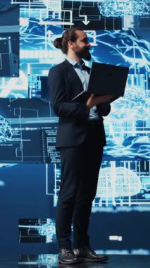 Veri yapıları ve öngörü analizleri için yapay zeka beynini inceleyen Dikey Video Mühendisi, akıllı teknolojiyi ve yenilik ve verimlilik için derin öğrenimi vurguluyor. Algoritmik düşünce. Kamera B.