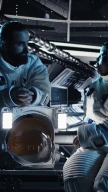 Astronotlardan oluşan dikey video ekibi yeşil ekran dizüstü bilgisayardaki uzay görevi kayıtlarında insan genleşmesini kontrol ediyor. Kozmonotlar, insanoğlunun hayatta kalma seferi sırasında kroma anahtar defteri kullanıyorlar, kamera A