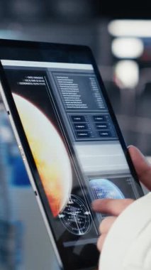 Dikey video klip astronot kadın. Uzay gemisinde rutin bakım yapıyor. Derin uzayı keşfediyor, Mars 'a gidiyor. Dünya 'dan ayrıldıktan sonra yörünge yörüngesine giren uzay aracındaki kadın, kamera B