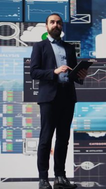 Sanal grafikler ve öngörü modelleriyle çevrili dikey video, baş yönetici iş büyümesini yönlendirmek için finansal veri ve içgörü kullanıyor. Performans ve akıllıca kararlar alınması