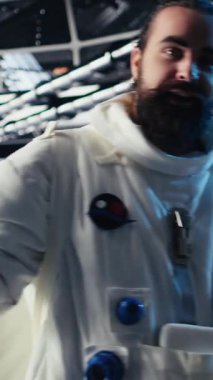 İleri teknoloji uzay aracındaki dikey video astronotları rutin uçuş kontrolü sırasında Kırmızı Gezegen güncelleme günlüğünü güncellemek için birlikte çalışıyorlar. Yörünge istasyonu personeli sisteme bakıyor