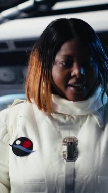 Uzay gemisindeki dizüstü bilgisayarın yanında görev günlüklerini gösteren kaza kırmızı ışığın yanıp söndüğü dikey video. Astronot teçhizatı için kritik risk uyarısı.