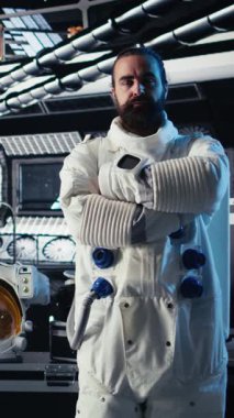 Uzay görevindeki insan genleşmesi sırasında Mars 'ın telemetri verilerini kontrol etmek için tablet kullanan astronotun dikey görüntülerini kapatın. Yıldız gemisindeki kozmonot, insanoğlunun hayatta kalmasını destekleyen kırmızı gezegen yüzeyini analiz ediyor.