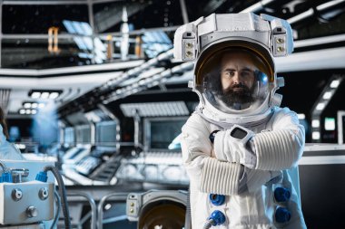 Uzay istasyonunun içinde ekipman kaskı takan astronot portresi dışarıdaki gezegen görevine hazırlanıyor. Uzay gemisindeki adam güneş sistemi gezegenine iniş işlemlerine başlıyor.