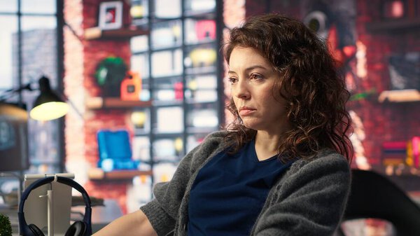 Специалист по цифровым медиа, работающий с профессиональным программным обеспечением в творческом агентстве, программными инструментами. Использование двойных мониторов для отделки ретуши с инновациями в графическом дизайне. Камера B.