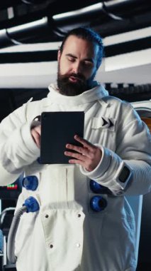 Neşeli astronotların dikey video portresi kozmik koruma ekipmanları takıyor, uzayda insan genleşmesi yapıyor. Mars 'a yapılan insanoğlunun hayatta kalma seferi sırasında bilinmeyen dünyaların haritasını çıkaran ışıl ışıl kozmonot.