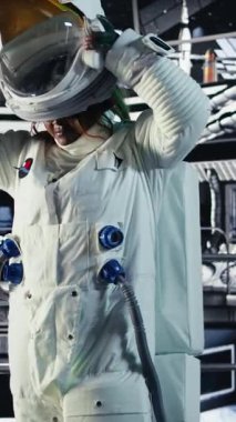 Dikey video astronot uzay gemisi kokpitine ekipman çantasıyla girer, uzay görevi sırasında yıldız haritalarını inceler. İnsanoğlunun hayatta kalma sürecindeki deneysel gözlemlerin neşeli bir portresi