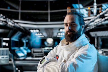 Uzay istasyonunda rutin ekipman kontrolü sırasında kozmonot test teçhizatı portresi. Uzay gemisindeki astronot ileri mühendislik sayesinde kıyafet bütünlüğünü doğrulamak için tarama yapıyor.