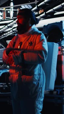 Gezegen yüzey gezisini tamamladıktan sonra görev parametrelerini doğrulamak için dizüstü bilgisayar kullanan dikey video astronotu. Kozmonot dizüstü bilgisayar kullanarak sistemleri yönetir, Mars 'tan ayrılır, dönüş günlüğünü günceller