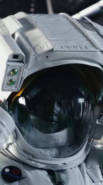 Dikey video kargo konteynırının üstündeki uzay aracındaki yeşil ekran model dizüstü bilgisayarı kapat. Krom anahtar, derin uzay görev operasyonları sırasında gelecekteki uzay gemisinde izole edilmiş ekran defteri, tarama