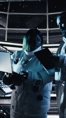 Uzay istasyonundan çıkmadan önce bilgisayarında veri analizi yapan astronotlardan oluşan dikey video ekibi. Gezegen üzerine indikten sonra görev parametrelerini doğrulayan takım çalışması.