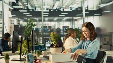 Yeni işindeki ilk günün kutlu olsun. Eşyaları boşaltma, iş arkadaşlarıyla tanışma. Neşeli işçi ofise geliyor, yeni şirket pozisyonu üzerinde çalışmaya başlıyor, ekip tarafından karşılanıyor, kamera B