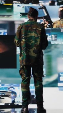 Dikey video silahlı kuvvetler askeri, savaş stratejileri ve savaş alanı ayrıntılarıyla savaşa hazırlanan dijital insansız hava aracı sistemlerinden gözetim topluyor. Komuta merkezinde savaş planlama operasyonları
