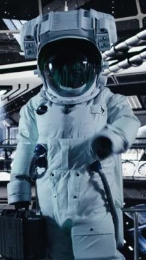 Uzay gemisi astronot miğferi üzerinde kozmik uçuş sırasında performans ölçümlerini gösteren dikey video arızası göstergesi. Uzay gemisindeki kozmonot teçhizatında tehlike alarmı yanıp sönüyor