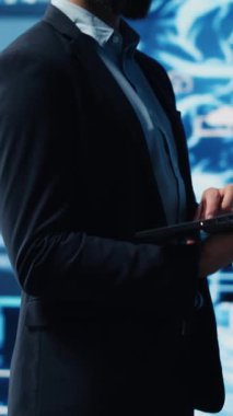 Dikey Video Genç girişimcisi öngörücü analitik ve makine öğrenme algoritmalarını inceliyor. Dijital arayüz yenilik, kodlama, yapay zeka etiği ve platformların dönüşümünü yansıtır. Kamera A.