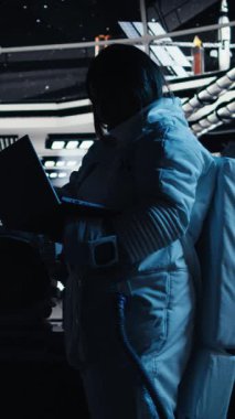 Dikey video astronot dalgaları el sallıyor, video çağrısı sırasında komuta merkeziyle iletişim kurarak son yörünge keşiflerini paylaşıyorlar. Kozmonot Dünya ekibini selamlıyor, uzay gemisinden bilimsel bulgular sağlıyor.