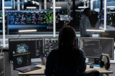 Veri Merkezi yazılım geliştiricisi otomatik tekrarlanan görevleri denetlemek için yapay zeka görselleştirme aracı kullanır. PC kullanarak veri analizi grafiklerine dayalı altyapı sistemlerini adapte eden sunucu odası çalışanı