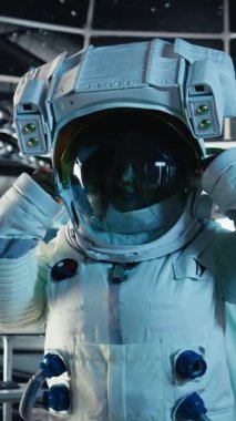 Uzay gemisinde dizüstü bilgisayarın yanında duran dikey video kaskı yörünge uçuşu sırasında görev kayıtlarını gösteriyor. Gezegen keşfi için astronot ekipmanları ve yıldız haritalarını gösteren defter hazırlandı.