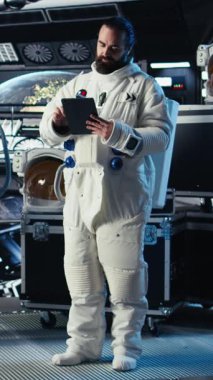 Gezegen yüzeylerini keşfeden astronotların video çağrısı sırasında komuta merkeziyle konuştuğu dikey video Extreme. Kozmonot Dünya ekibine bilimsel bulgular sağlıyor.