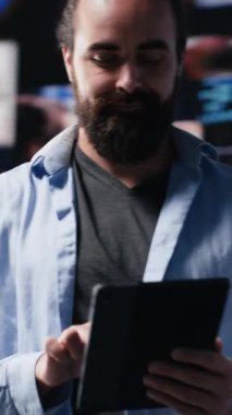 Dikey Video Genç modern insan akıllı telefon uygulamasına odaklanmış ve sosyal sayfalara kaymış, arkadaşlarına mesaj atmış ve küresel ulaşım için kalite içeriği yaratmış. Web bağlantısında havalı bir adam. Kamera A.