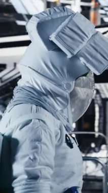 Mars görev analizini gösteren yakınlardaki monitörün yanındaki veri girişi için uzay aracında kullanılan dikey video yeşil ekran dizüstü bilgisayar. Gezegen yönetiminde uzay istasyonu mürettebatına yardımcı olan Mockup defteri