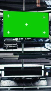 Yörünge istasyonunda, yüksek teknoloji teçhizat izleme yazılımlarıyla çevrili dikey video Chroma anahtar tableti. İzole ekran aygıtı gerçek zamanlı görev kontrolü ve uzay aracı durum güncellemelerini sağlar