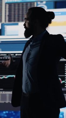 Dikey Video Güvenilir Güçlü Yönetici, kariyer başarısıyla gurur duyuyor. Gelişme için iyi performans ölçümleri sağlıyor. Kendine güvenerek yücelik kazan. Kamera.