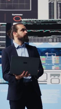 Dikey Video Veri güdümlü planlama, bu profesyonelin küresel iş geliştirme için başarılı bir strateji geliştirmesine yardımcı olur. Ön paneldeki çizelgeleri ve öncü fikirlerini yönlendirmek için projeksiyonları kullanıyor.